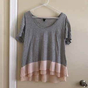 Gray tee with pleated hem